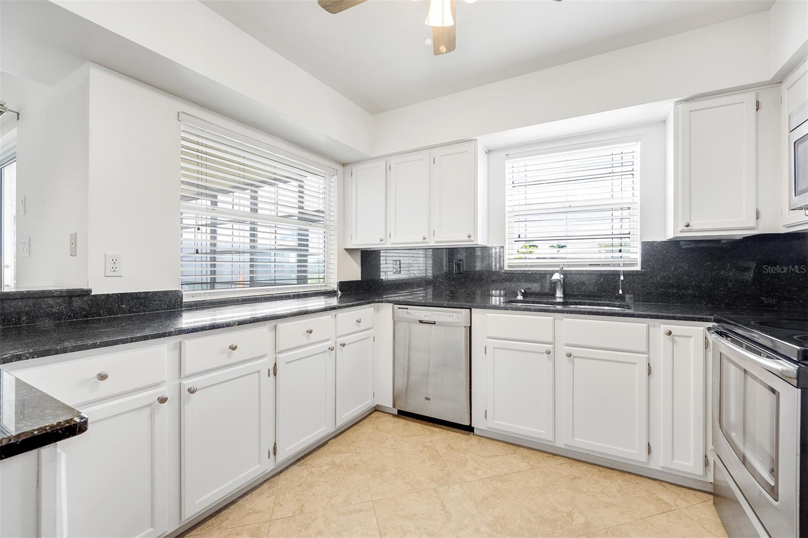 WINDJAMMER POINT PH 05 BLDG 01 - Residential