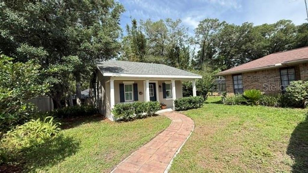 Photo of 1990 Larchmont Drive, Deland, FL 32724 (MLS # V4950033)