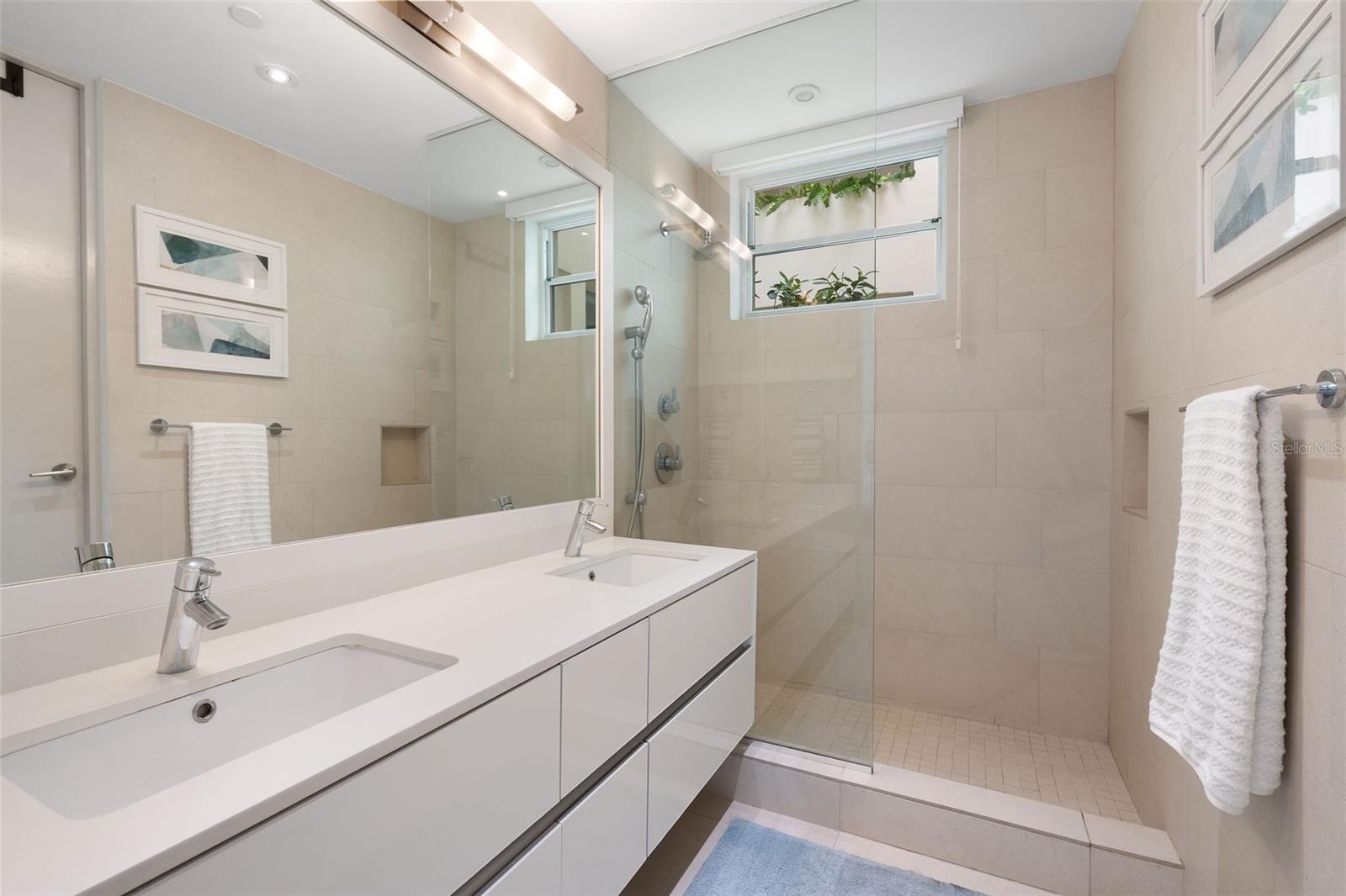 BAHIA PLAZA - Residential