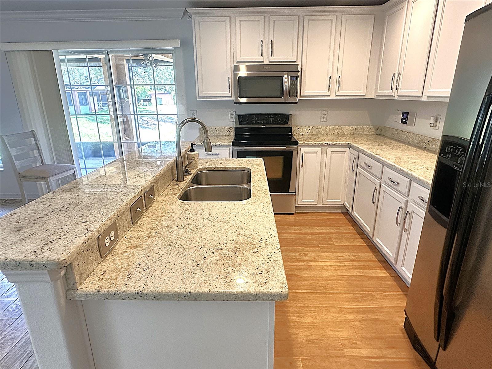 SUNSET POINTE TWNHMS - Residential
