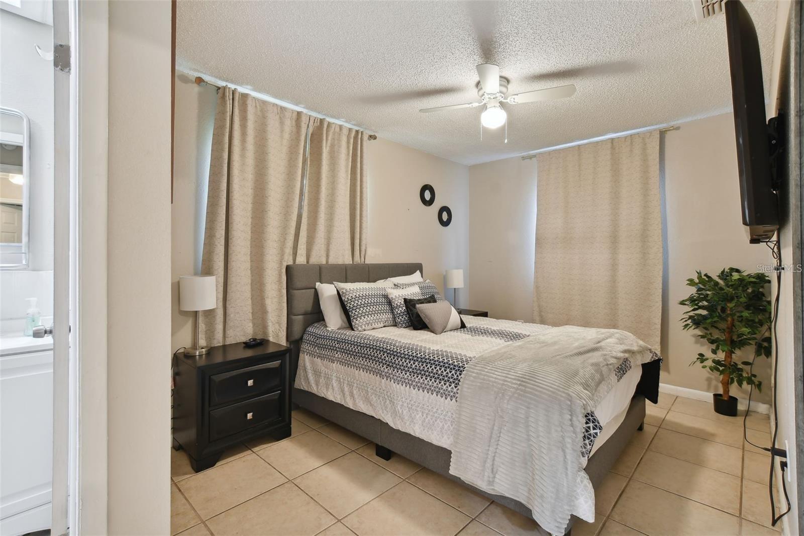 HOLIDAY VILLAGE SEC 4 - Residential Lease