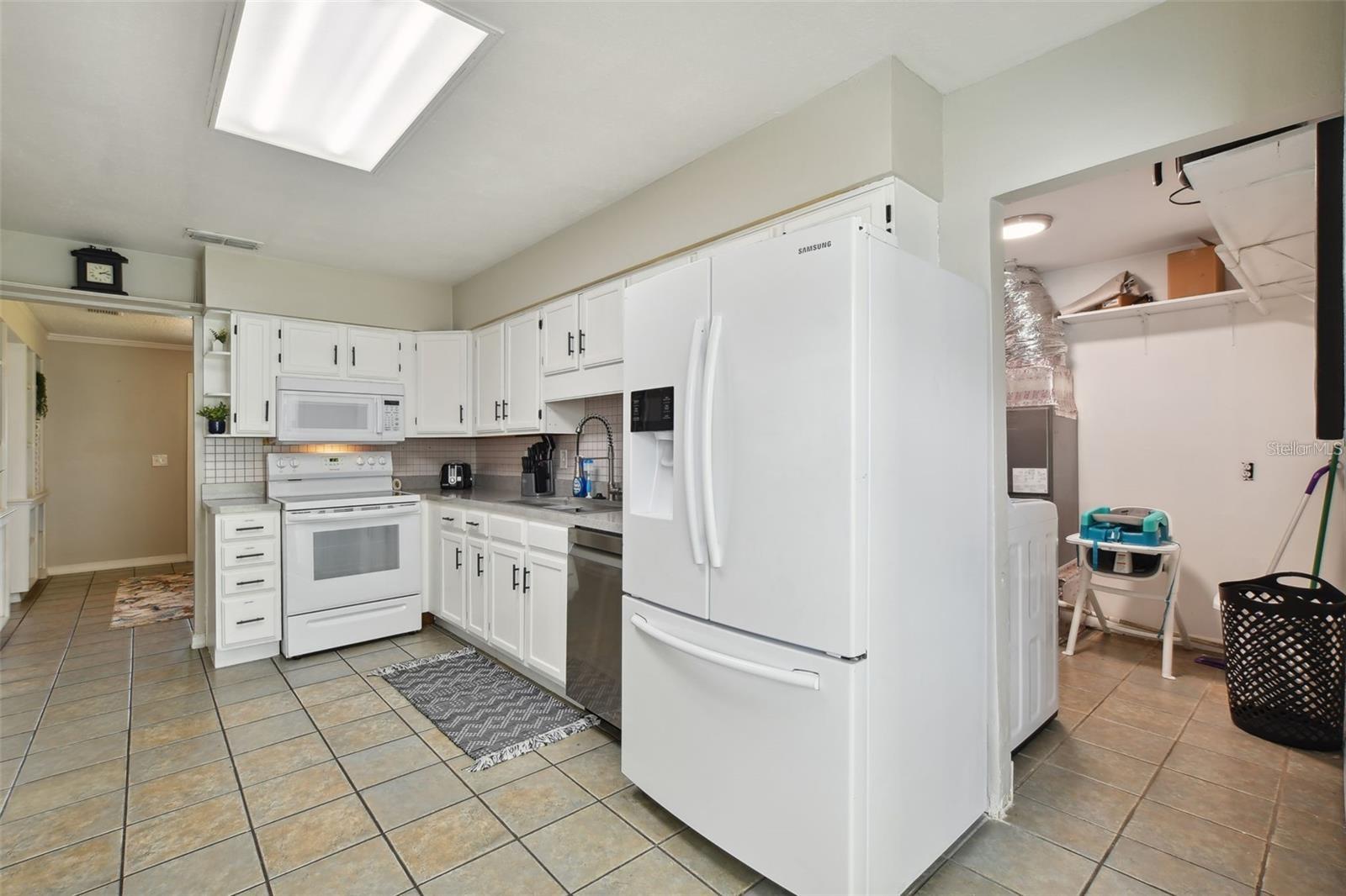 HOLIDAY VILLAGE SEC 4 - Residential Lease