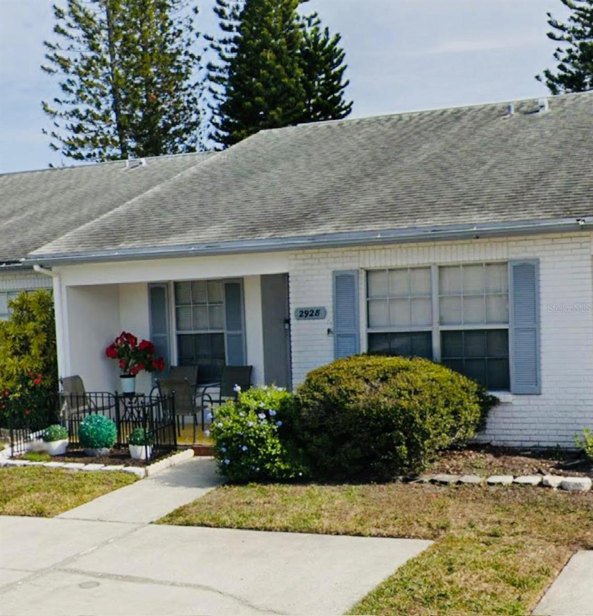 ADORABLE 2 BEDROOM, 2 BATH VILLA! UPDATED KITCHEN WITH SHAKER STYLE CABINETS AND ALMOND COLOR APPLIANCES! LAMINATE FLOORING IN THE DINING ROOM AND LIVING ROOM! UPDATED LARGE MASTER BATH WITH MASTER BATH AND WALK-IN CLOSET! WASHER & DRYER! CUTE FRONT PORCH! ENCLOSED LANAI WITH A/C! SUPER CLEAN UNIT!