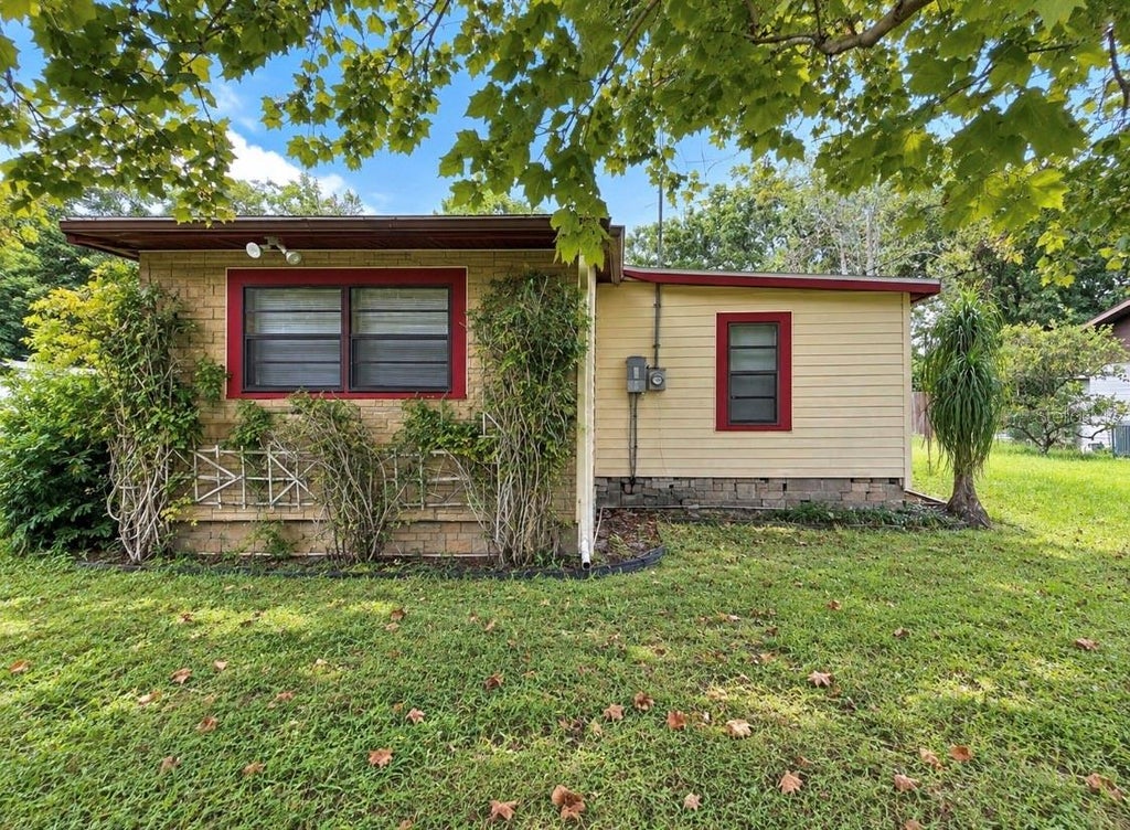 Photo of 2222 Getford Rd, Eustis, FL 32726 (MLS # G5118115)