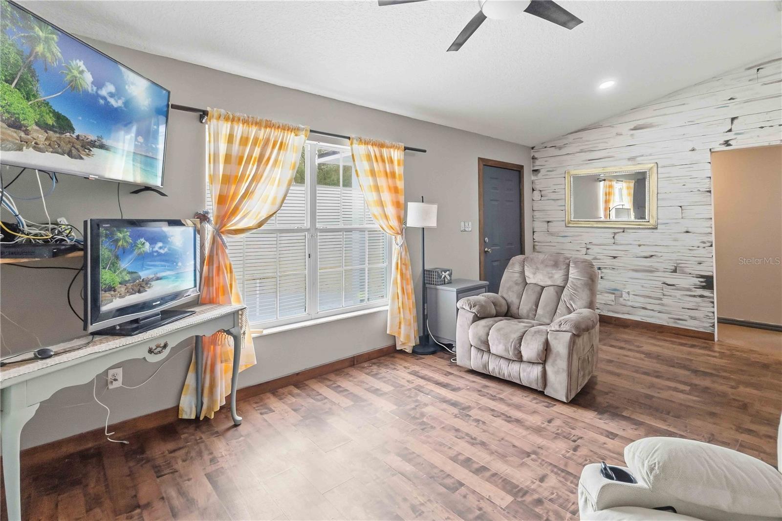 MOUNT PLYMOUTH - Residential