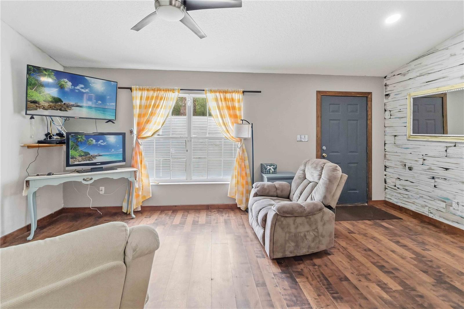 MOUNT PLYMOUTH - Residential