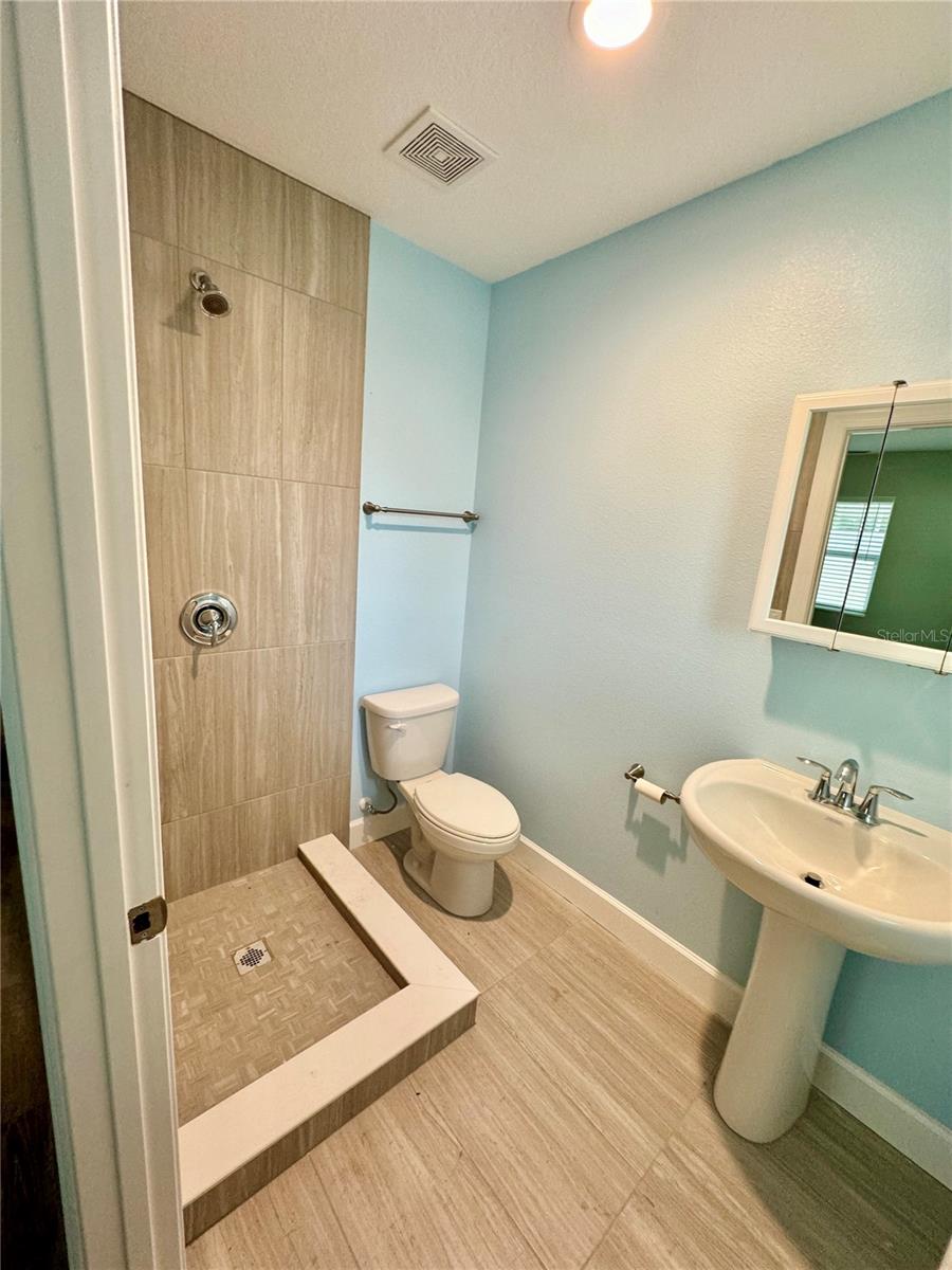 HIGHLAND GROVES - Residential Lease