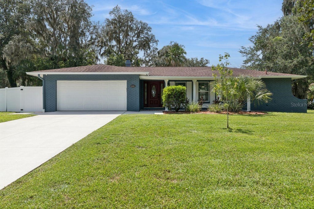 Photo of 402 Valencia Circle, Oviedo, FL 32765 (MLS # O6440186)