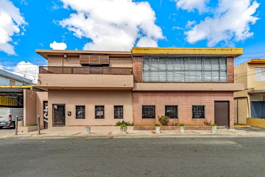 Property located in Comerio St. Hermnas Davila Dev, Bayamon, composed of C-I zoned lot of 940.73 sq. mt and a 7,401 sq. ft. building area of 5 units (3 residential areas, 2 commercial units) with 4 electric meters, backdoor parking for 12 vehicles, direct access to Comerio St., entrance for cars, and independent entrances for the units. Property taxes (annual) = $3,497.66.