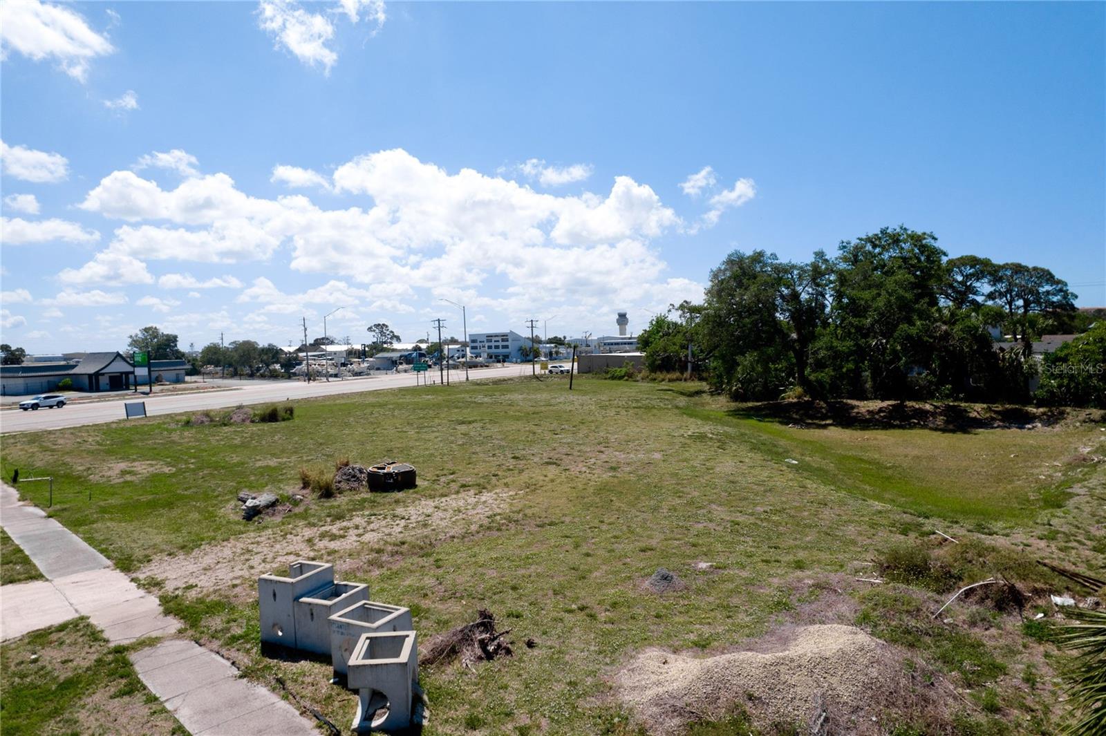 7972 N TAMIAMI TRAIL