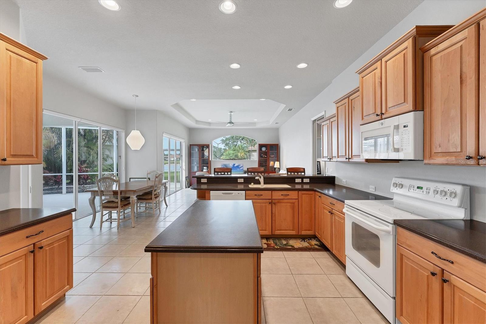 PELICAN POINTE GOLF & COUNTRY CLUB - Residential
