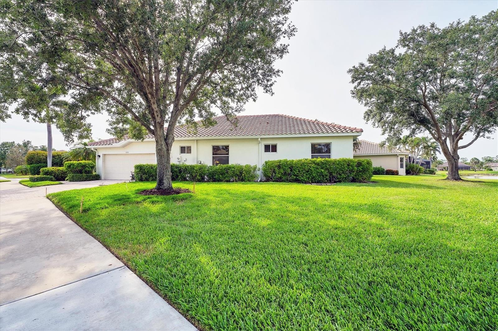 PELICAN POINTE GOLF & COUNTRY CLUB - Residential