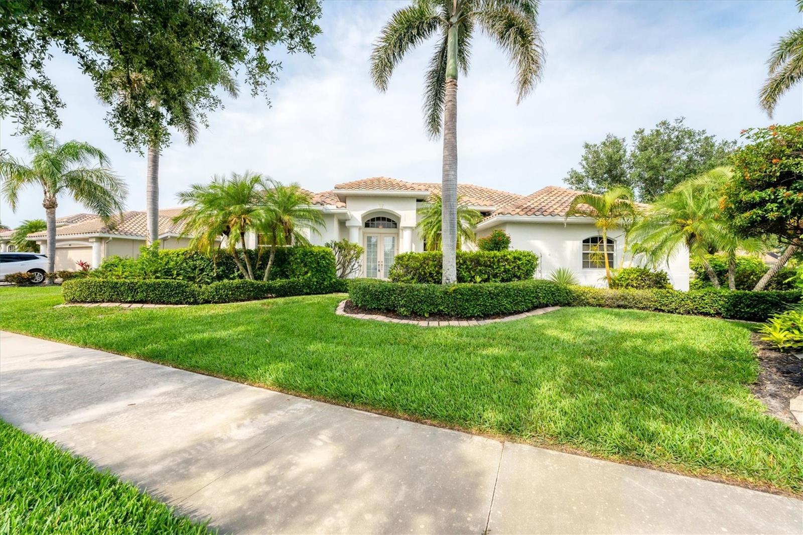 PELICAN POINTE GOLF & COUNTRY CLUB - Residential