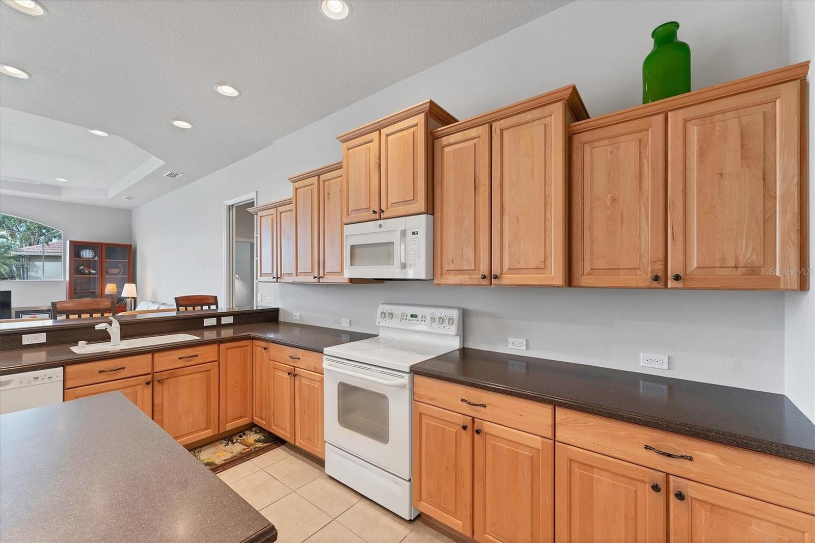 PELICAN POINTE GOLF & COUNTRY CLUB - Residential