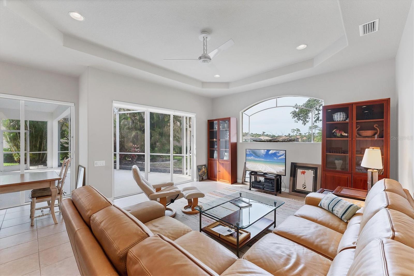 PELICAN POINTE GOLF & COUNTRY CLUB - Residential
