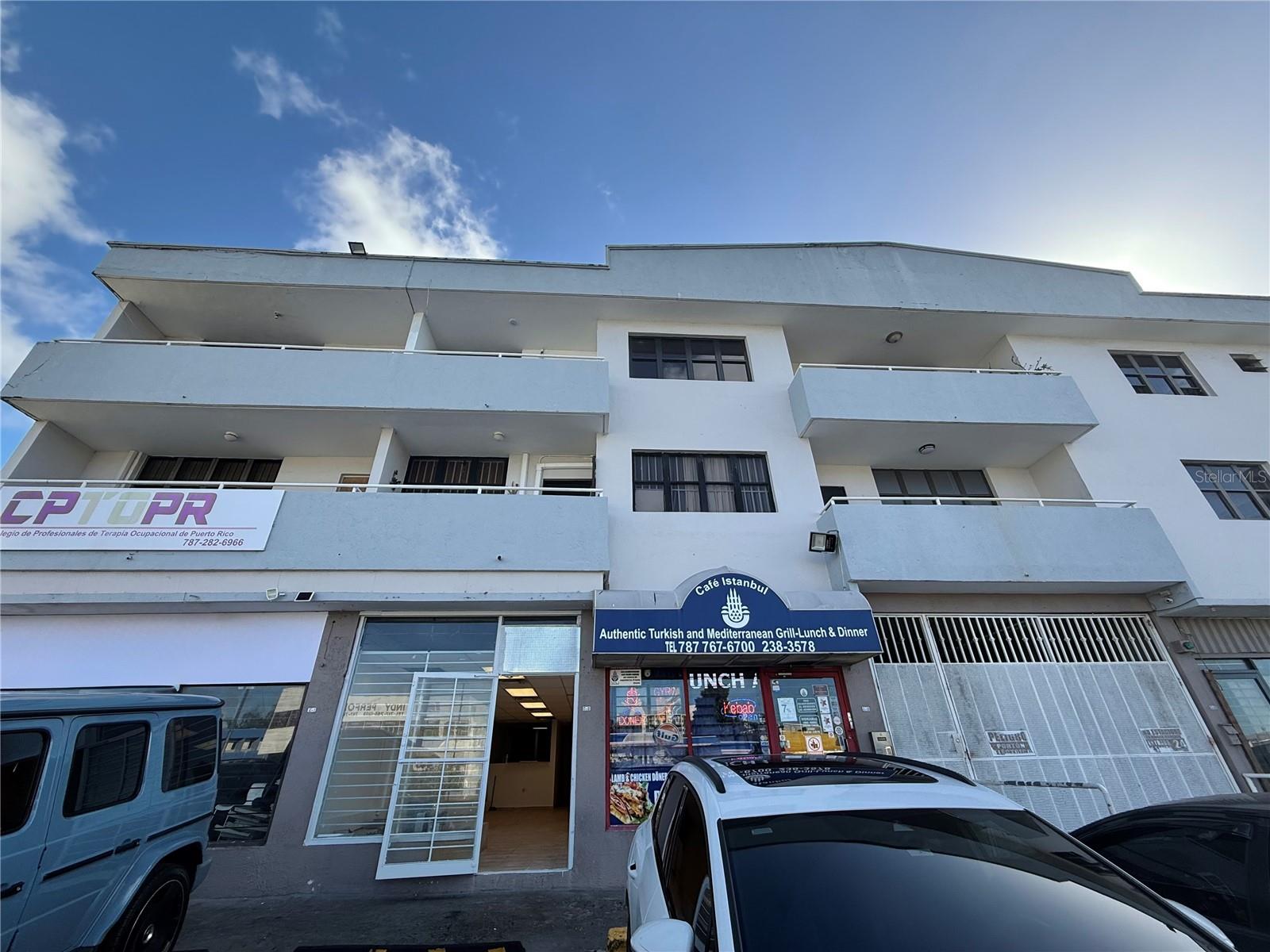 Commercial Space Available on 65th Infantry Avenue!
Located in Condominio Las Mercedes, this 1,071 sq ft space is ideal for a boutique, retail shop, professional office, service center, creative studio, and more! It features brand-new central air conditioning and is move-in ready.
Parking spaces available in front of the property (First Come, First Served).
Don’t miss this opportunity to establish your business in a high-traffic, high-visibility area!