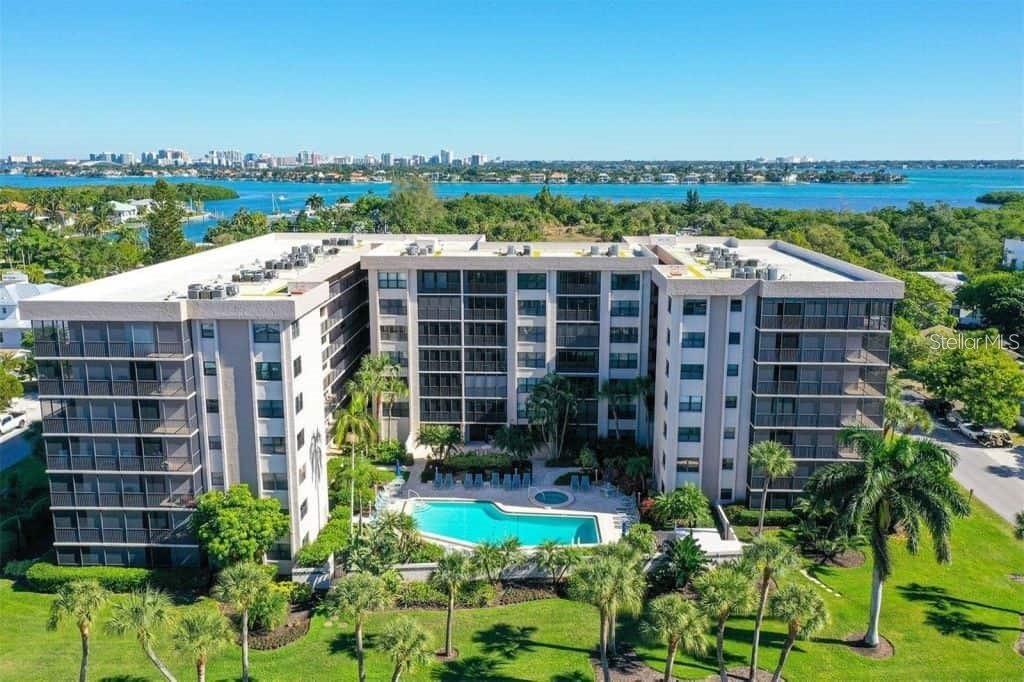 Unit 512 has just been re-furbished, and is steps from the beautiful Lido Key beaches and a short walk to St. Armand's Circle. This 1 bedroom/1.5 bath is spacious and has a beautiful lanai lending itself to you enjoying the warmth of Florida in January and February. You won’t see any snowflakes here! The master bedroom has a huge king sized. Open living room, dining room, and kitchen perfect for your Winter escape. After you wrap up Christmas, hop on a flight and start off the new year here at Lido Towers! Why not? Lido Towers is footsteps away from the beach and a short walk or bike ride from St. Armands Circle. Don’t wait, this unit won’t last long.
Unit 512 availability and pricing:
January - $5,600
April - $5,600
July - $2850
December - $2850