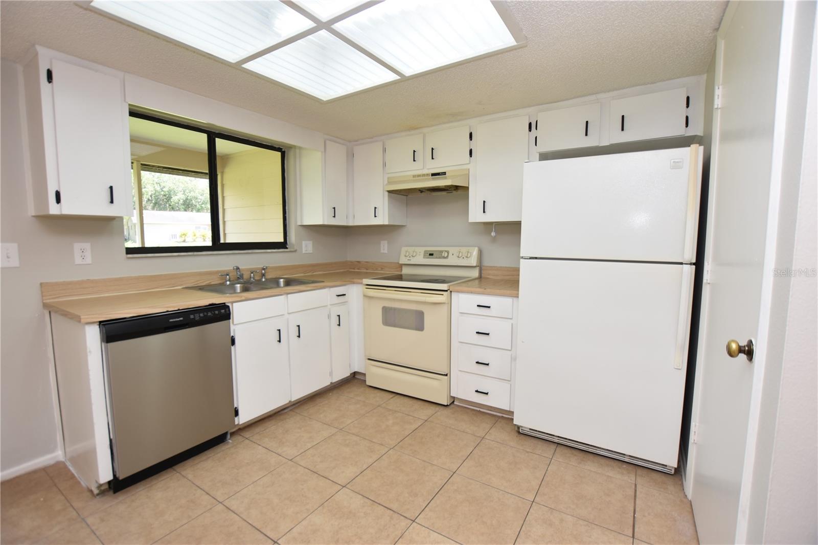 COUNTRY RIDGE ADD - Residential Lease