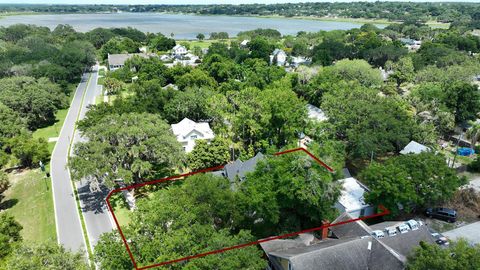 A home in LAKE WALES