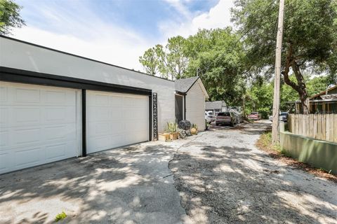 A home in LAKE WALES