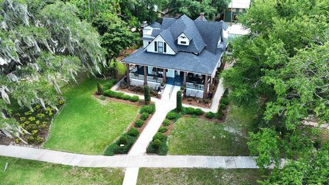 A home in LAKE WALES