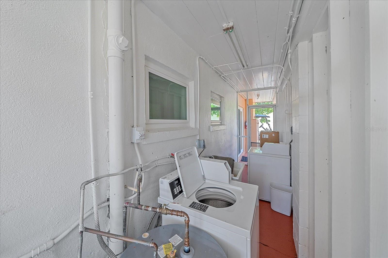 SIESTA BEACH - Residential Income