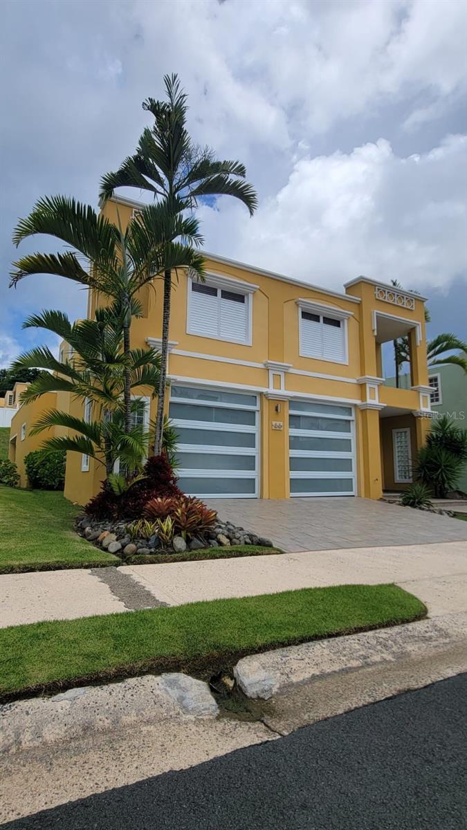 Excellent t House for sale in Bayamon , gated comunity with 24 hours security. Totally renovated. Power generator, water cistern . Specious covered patio for family reunions . Pool , playground .