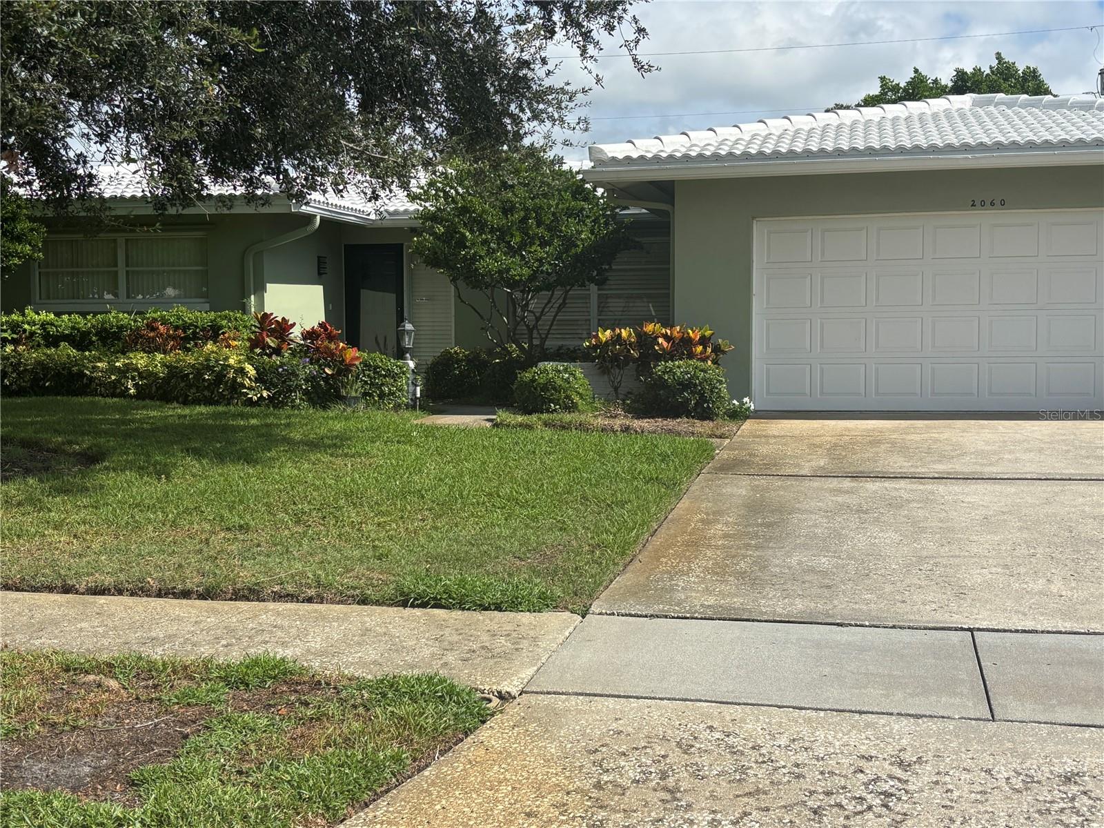 2/2/2 with BONUS ROOM! Spacious Clearwater Single-Family Home for Rent.
Welcome to this charming 2-bedroom, 2-bath, 2-car garage home featuring a large bonus room that can easily serve as a 3rd bedroom, office, or playroom. Conveniently located in the heart of Clearwater, you’ll enjoy quick access to US-19, shopping, dining, and just minutes to the beautiful Gulf Beaches!
This home sits high and dry, never impacted by past storms, and includes hurricane shutters for peace of mind. Inside, you’ll find a thoughtful layout with a formal living and dining room, a cozy family room, and the versatile bonus space—perfect for today’s lifestyle needs.
Recent Updates Include:
Brand new laminate flooring being installed in the living room, dining room, bedrooms & hallway.
Updated electrical panel, hot water heater, and AC for efficiency and reliability,
New lighting in bedroom closets,
Guest bath with Corian countertops & new toilet,
Master bath with walk-in shower and Corian countertops.
This is a home where you can feel comfortable, confident, and worry-free.