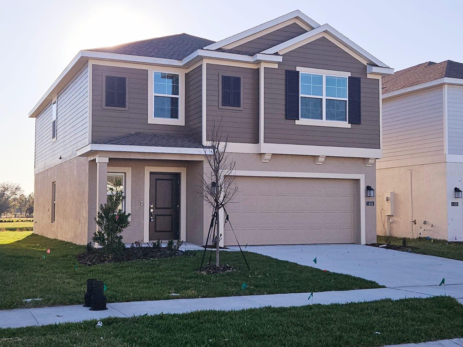 Make Winter Haven your new home. In Peace Creek Reserve, a master-planned community along a beautiful creek, this Edison home offers an open layout that integrates the kitchen, living room, and dining area and extends to the patio for outdoor enjoyment. Upstairs, five bedrooms surround a versatile loft (home office, study, or game room). The master suite offers a walk-in closet and en suite bathroom. Nature, lakes, bike paths, shops, and restaurants are minutes away: convenience, tranquility, and room to grow. Ideal for families seeking quality of life.