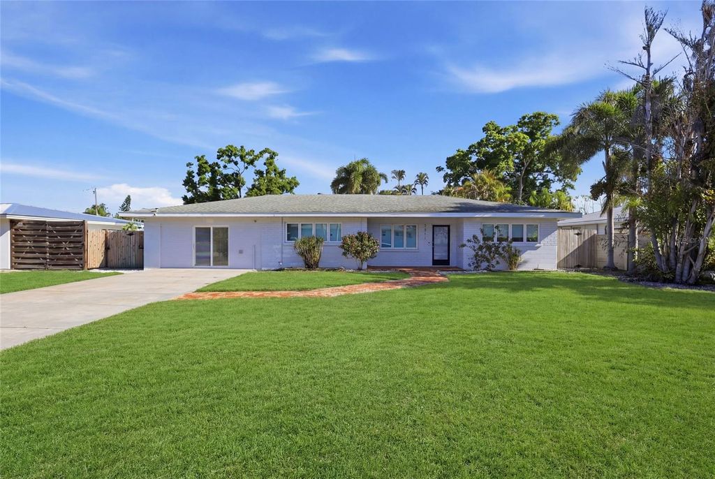 Photo of 2311 Sunnyside Place, Sarasota, FL 34239 (MLS # A4688119)