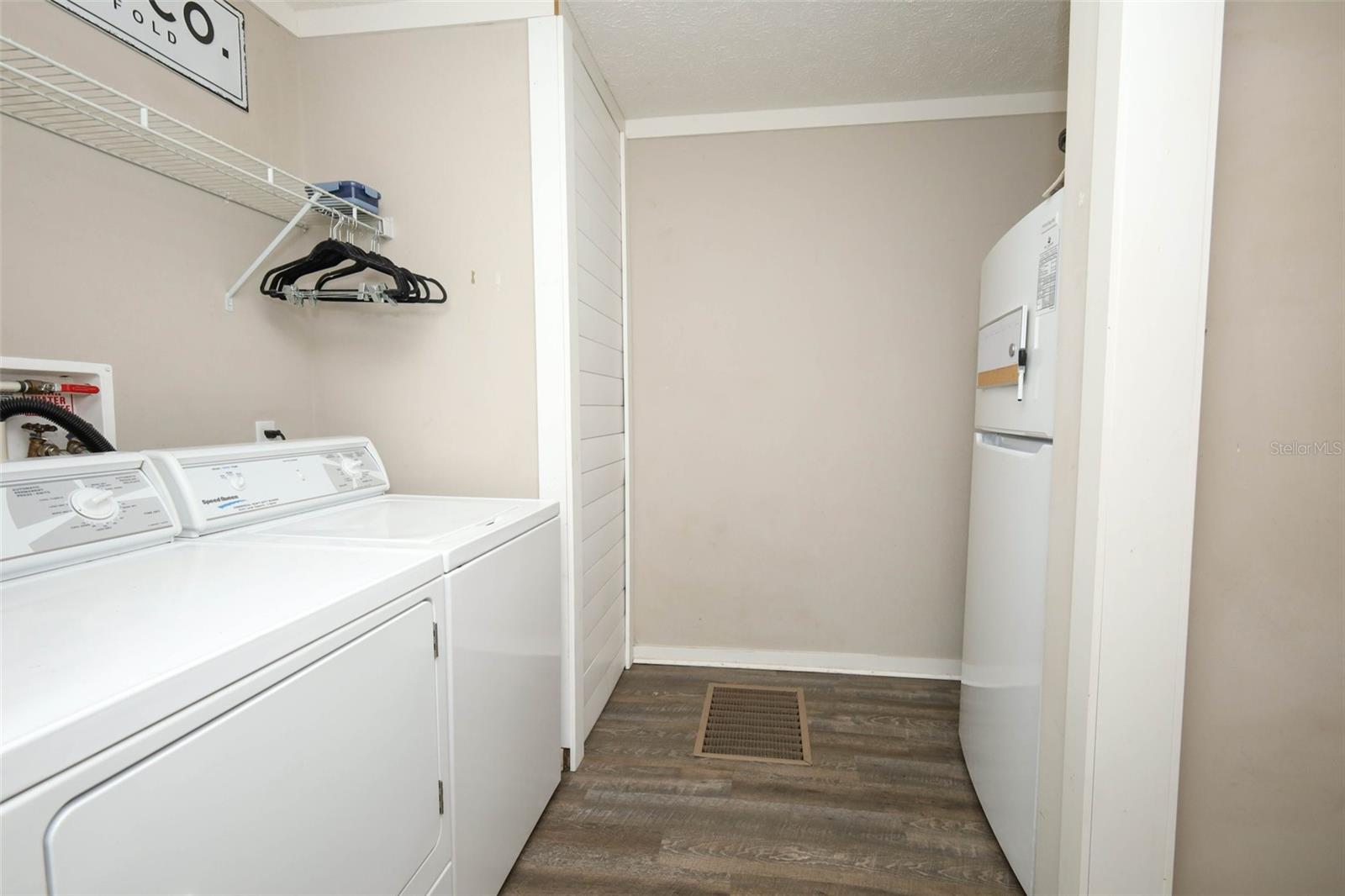 MULLET LAKE RETREAT 5 ACRE DEV - Residential