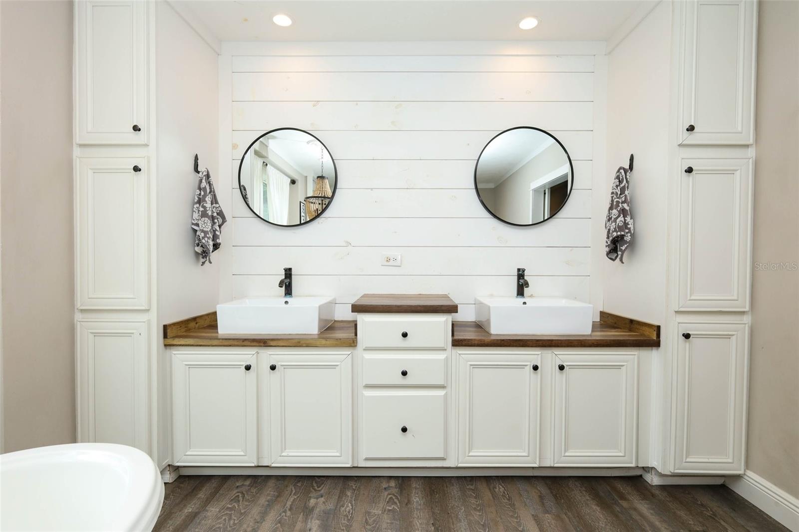 MULLET LAKE RETREAT 5 ACRE DEV - Residential