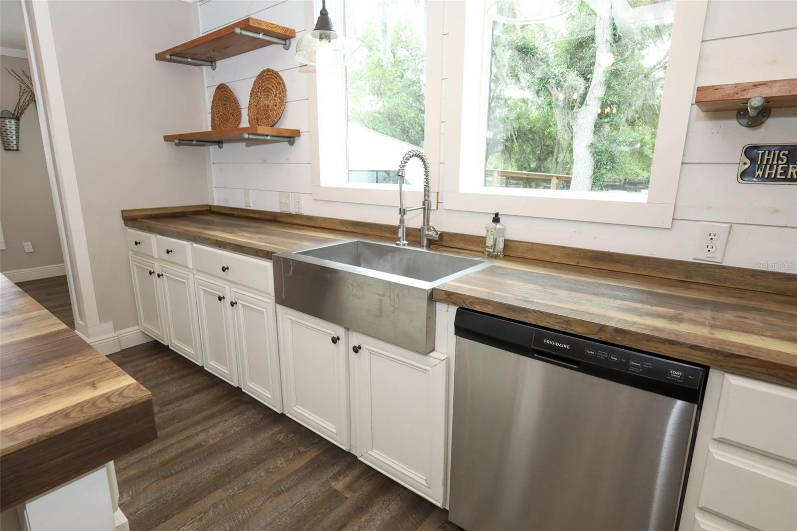 MULLET LAKE RETREAT 5 ACRE DEV - Residential