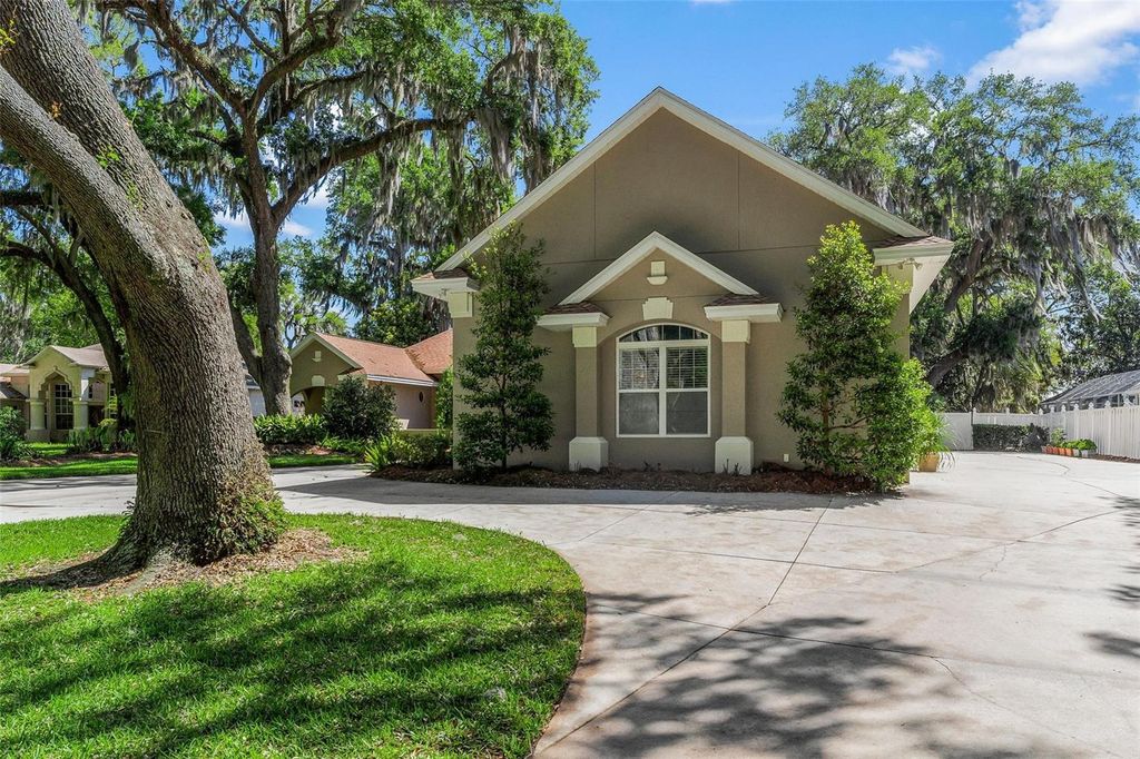 Photo of 926 Hawk Landing, Fruitland Park, FL 34731 (MLS # G5109780)