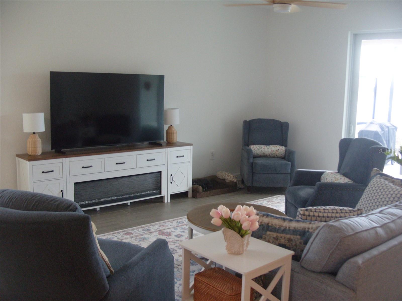 7905 LAKES EDGE LANE