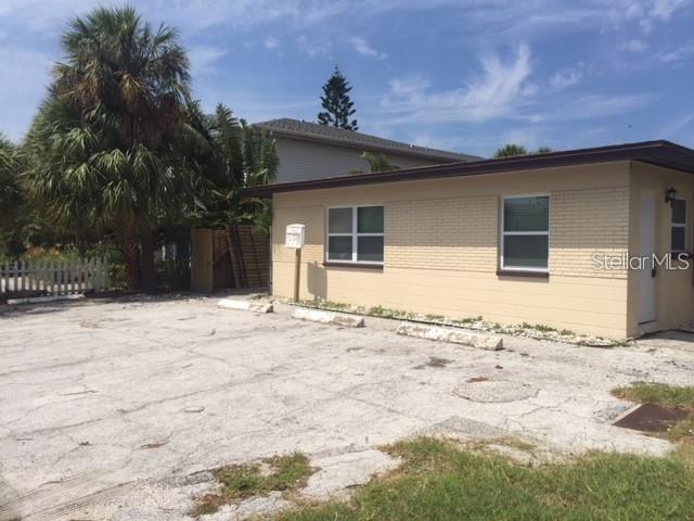 BEAUTIFUL 1 BEDROOM 1 BATHROOM ST PETE BEACH VILLA STYLE PROPERTY, FEATURES NICE PORCELAIN TILE FLOORING THROUGH OUT, NEWER KITCHEN, NEWER BATHROOM. WALKING DISTANCE TO BEACH, RESTAURANTS, GROCERY STORES AND MUCH MORE. WONT LAST LONG!!