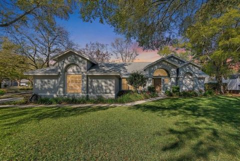 Photo of 1510 Bent Oaks Boulevard, Deland, FL 32724 (MLS # V4948142)