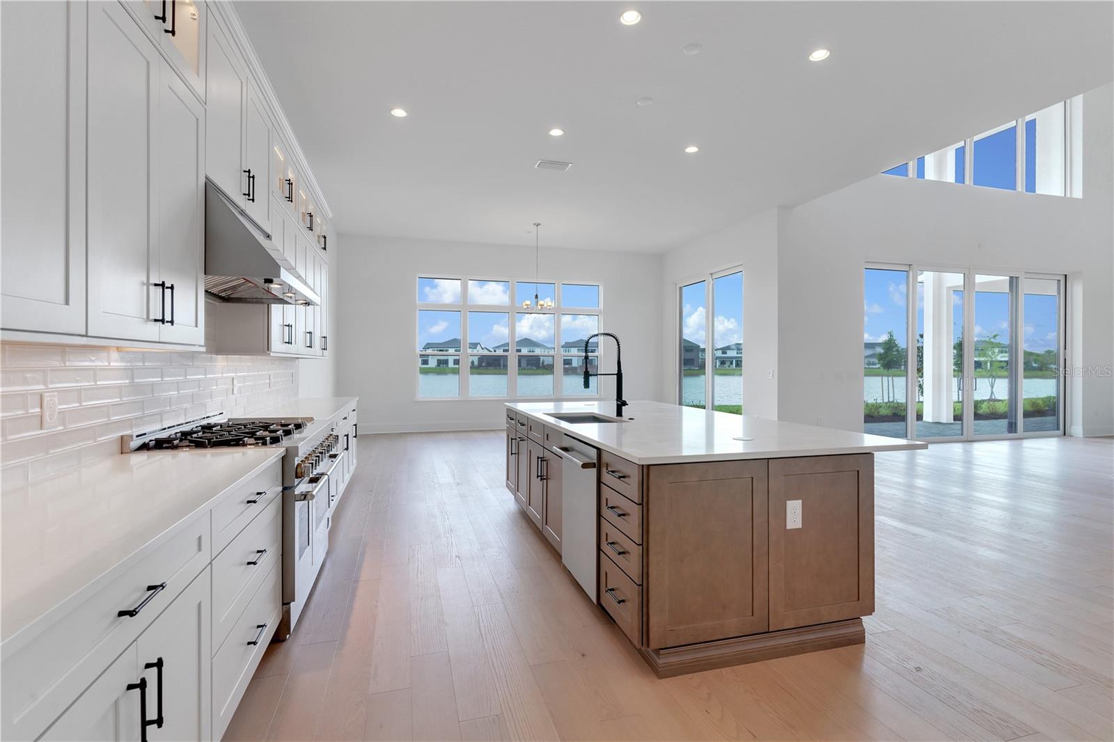 LAUREL POINTE - Residential