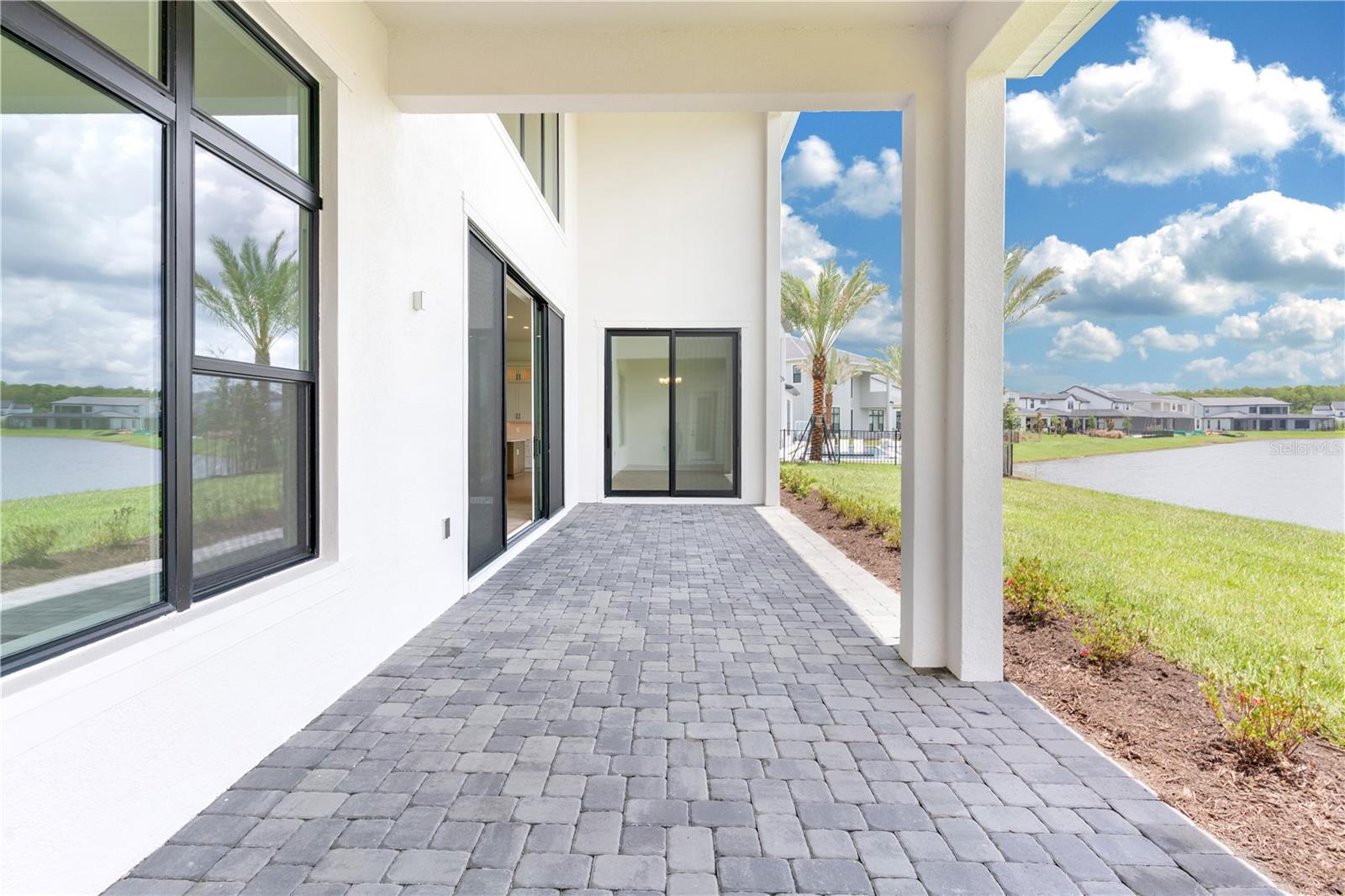 LAUREL POINTE - Residential