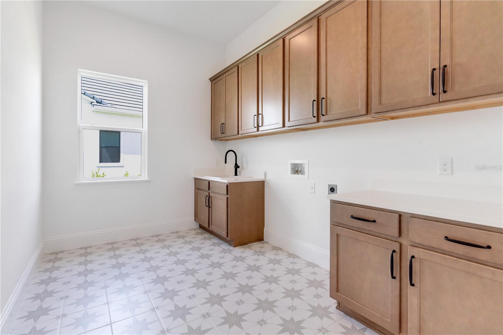 LAUREL POINTE - Residential
