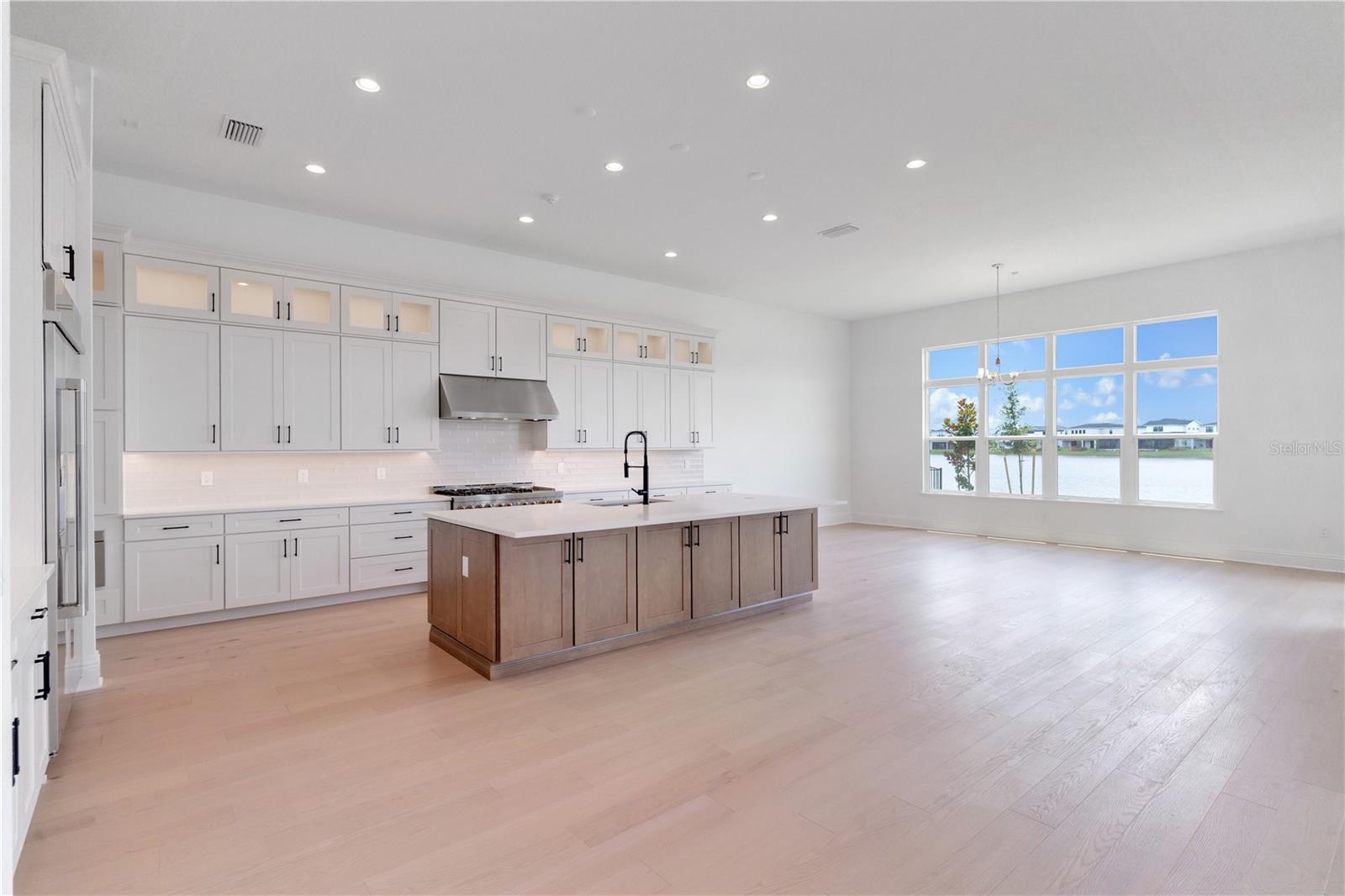 LAUREL POINTE - Residential