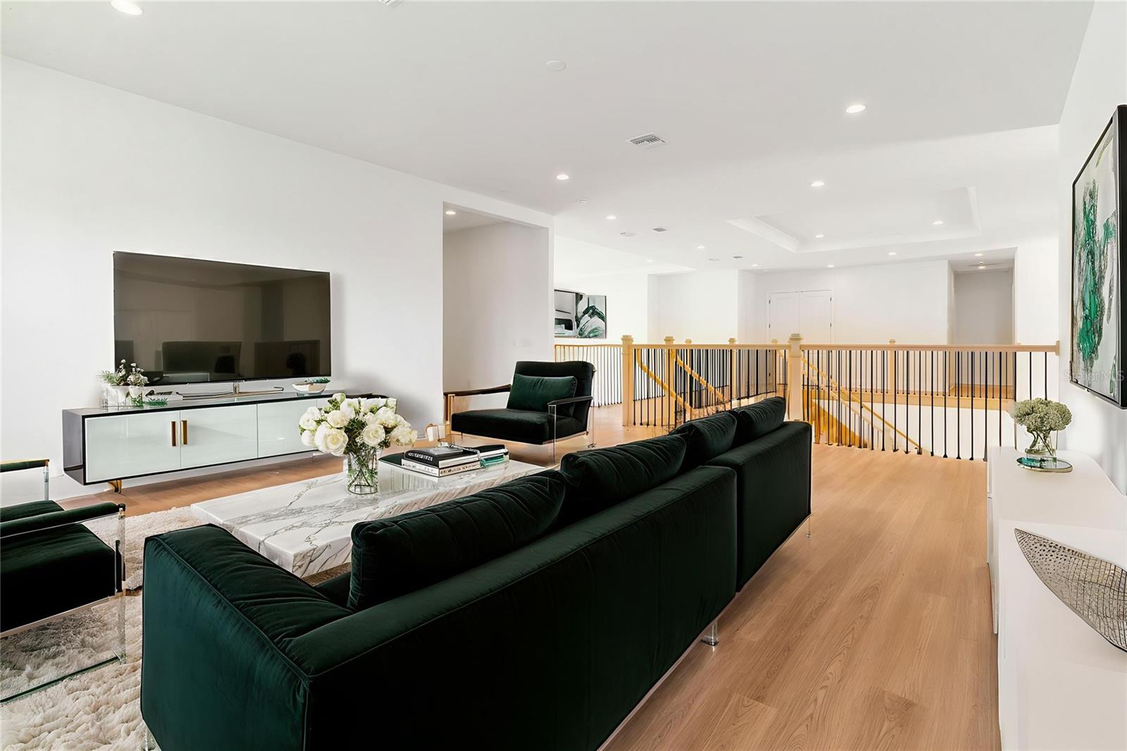 LAUREL POINTE - Residential
