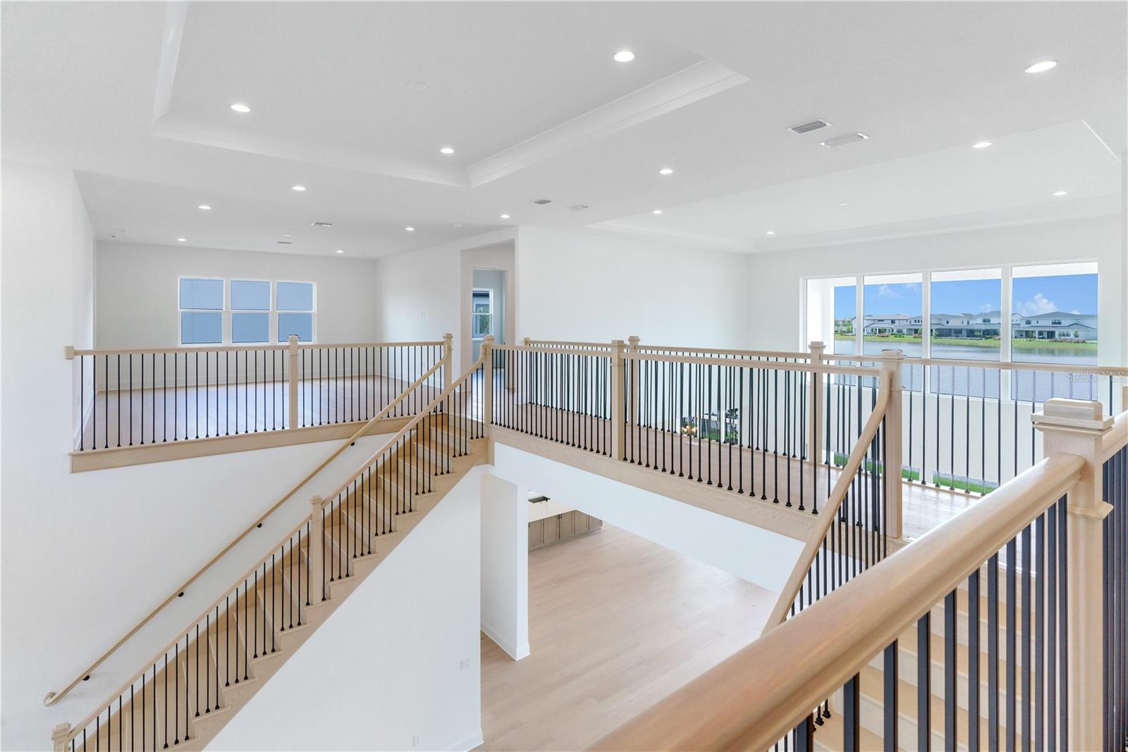 LAUREL POINTE - Residential