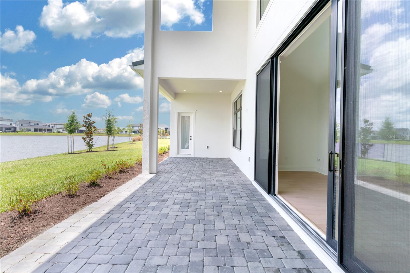 LAUREL POINTE - Residential