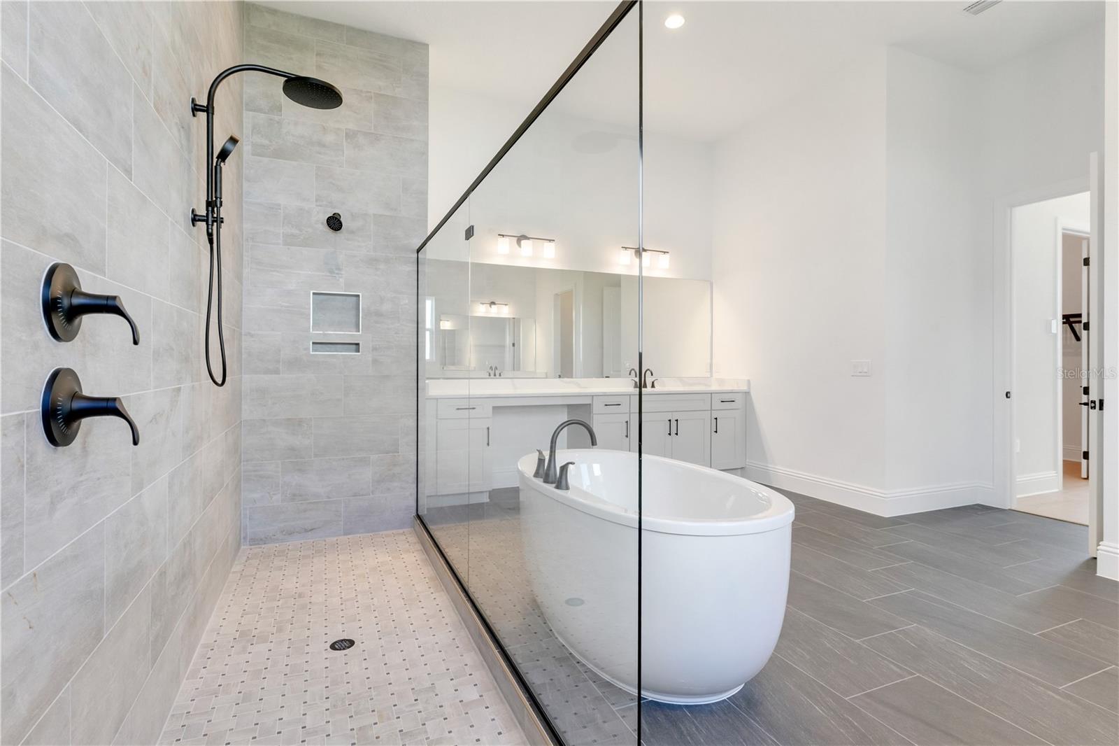 LAUREL POINTE - Residential
