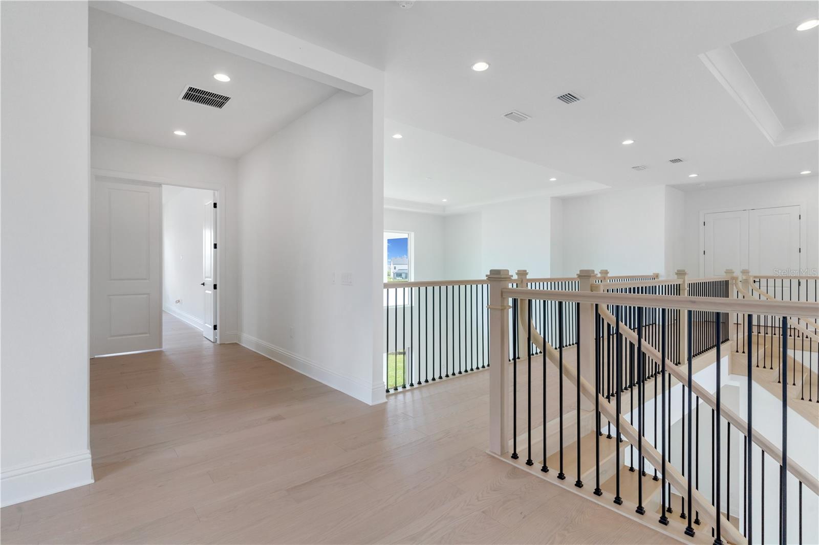LAUREL POINTE - Residential