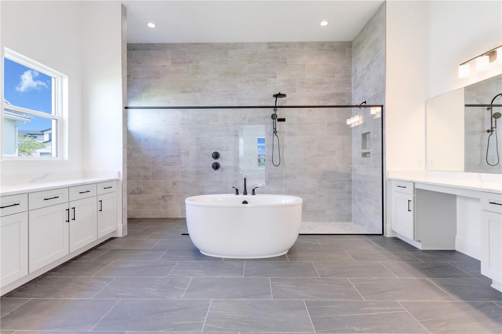 LAUREL POINTE - Residential