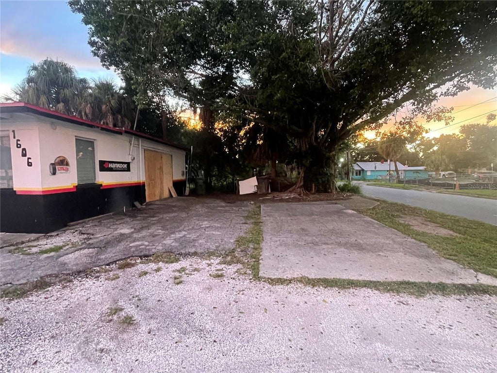 Photo of 1606 9th St W, Bradenton, FL 34205 (MLS # A4705960)
