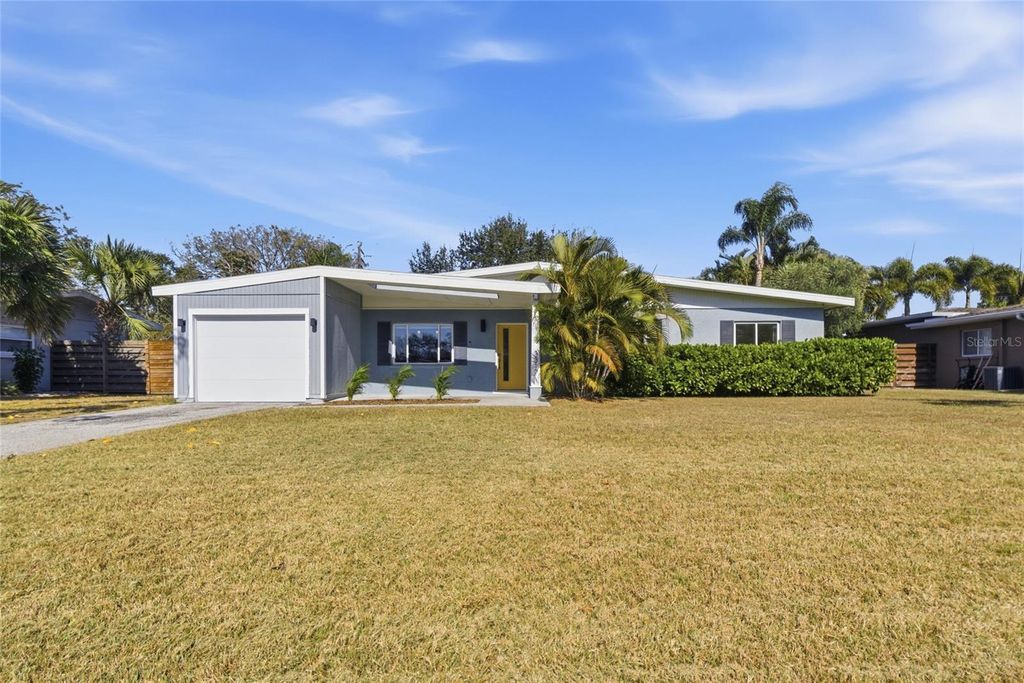 Photo of 3317 Bougainvillea Street, Sarasota, FL 34239 (MLS # N6142389)