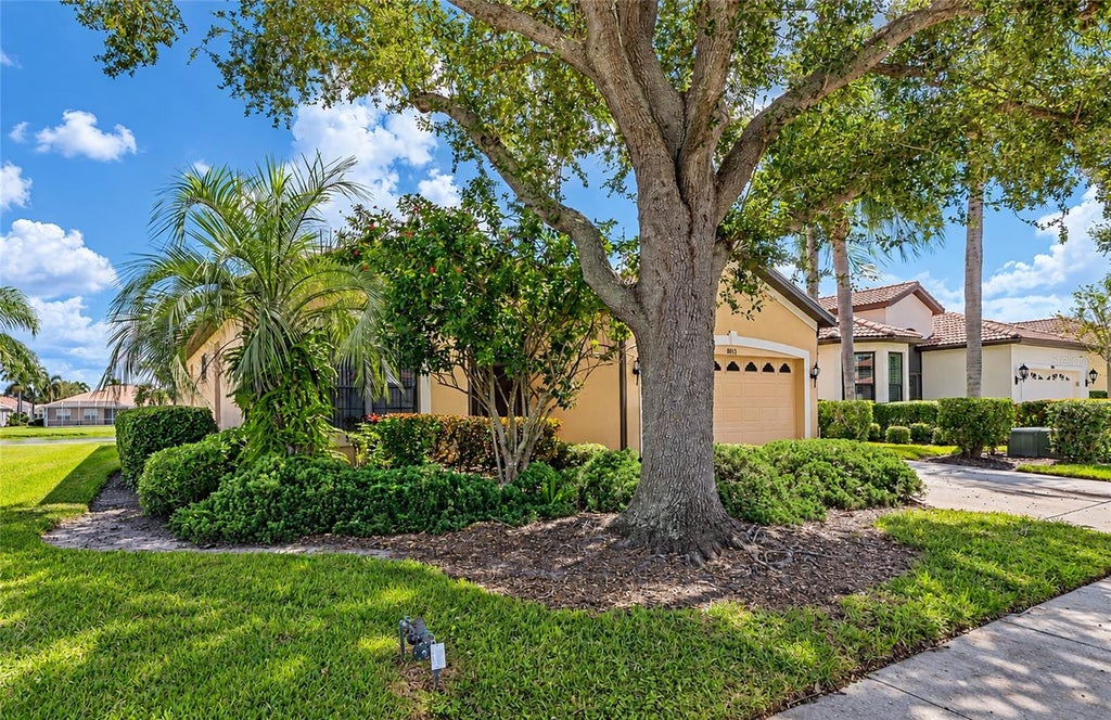 Photo of 8013 Stirling Falls Circle, Sarasota, FL 34243 (MLS # A4710041)